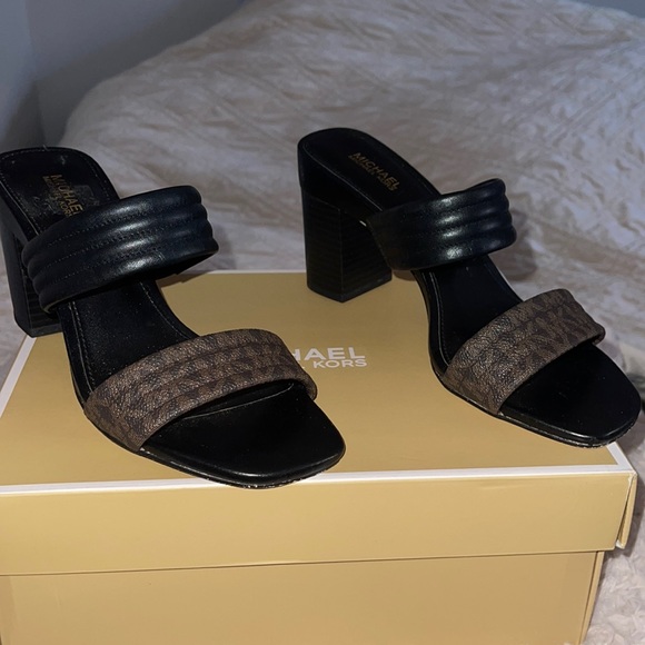 Woman’s MK shoe - Picture 2 of 6